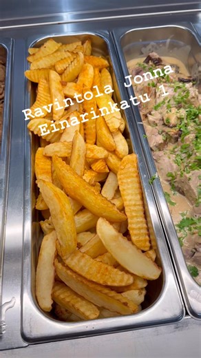 🍽️ Lounasbuffet tänään Jonnassa. Tarjolla tuoreita ja maukkaita thai–suomalaisia ruokia. Tänään jälkiruokana on itse tehty kakku. Hinta 12 € Eläkeläiset ja opiskelijat 11 € Avoinna 10:30–15:00. Tervetuloa nauttimaan lounaasta! 💛 #lounas #lounasbuffet #päivänlounas #ravintolajonna #thaimaalainruoka #herkullista #tuoretta #kauhava #syömään #kotitekoinen #jälkiruoka | Lounas-ravintola Jonna Kauhava