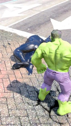 Hulk beat Venom up for bullying Spider-Man #spiderman #hulk #shorts