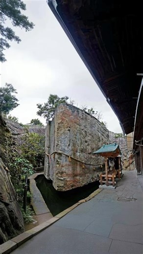 WHY does this 600-ton stone appear to float in Japan?