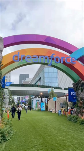 You won’t see it all today so we caught some of the behind the scenes ✨magic✨ of Tableau at Dreamforce. #DF25 | Tableau Software