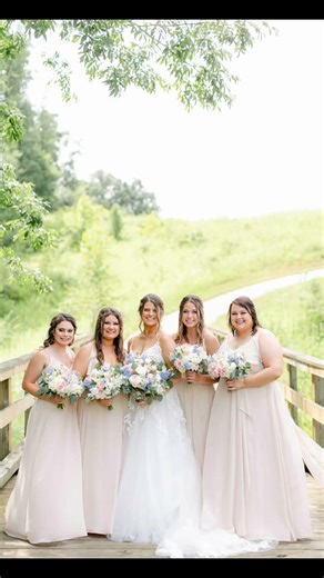 Real wedding: white pink and light blue wedding flowers