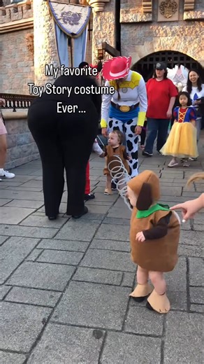 Reportage Disney on Instagram: "Reportage complet sur Disneyland Paris 👉 YouTube : lien en bio https://www.youtube.com/channel/UC0B3Xn02i43_jKm49bbdhtQ #disneylandparis #paris #vacances #disney #reportage #famille #pourtoi #mickey #princesse #doc #docu #documentaire #chateau #bordeaux #toulouse #lyon #lille #m6 #tf1 #30ans #25ans #30ansdisneylandparis"