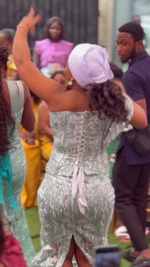 Her excitement 😍😍 ❤️Emmanuel ❤️Nadia #E&N2023 PRODUCTION TEAM Coordination: @ritz.events Planning : @__afrakoma @ritz.events Event Decor: @nakels_events Bridal room decor: @perfect_balloons_and_more ——————————————— GLAM TEAM Bride’s Wedding MUA : @reggies_makeovers Bride’s Engagement MUA : @makeupby_ashley1 Bride’s hairstylist: @revupsalongh Kente fabric: @h.g_kentekiosk Bride’s Kente dress: @modabertha Bride’s white gown: @dark.made Bride’s reception dress: @dark.made Groom’s suit: @maison_ha