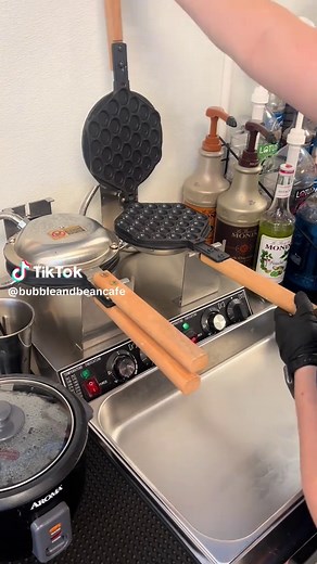 Making Delicious Bubble Waffle with Tasty Toppings