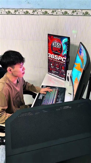 Nhon Trach, Dong Nai: Setting up a dual-monitor gaming PC for a client to play games and decorate...
