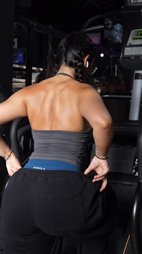 VANESSA LEGROW | plsss grow 😫 code NESSA @youngla @younglaforher @helimixco @rgmntco #gym #gymmotivation #gymgirl #fitness | Instagram