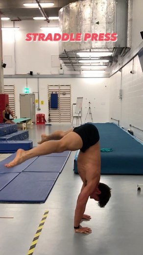 Tom Daley on Instagram: "TUCK, PIKE, STRADDLE OR SPLIT?!  WHICH PRESS IS BEST?! 露‍♀️ • • Just practicing my press to handstand drills! Comment your fave below  • • #handstand #gymnastics #diving #diver"