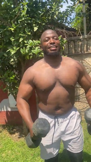 How to perfect hummer curls? Chest out, do it slowly #motivation #gym