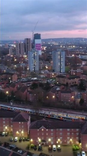 Overground Racing the Hammersmith Line 🚆