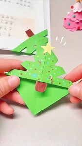 Origami Christmas tree bookmark tutorial – even beginners can learn it! #christmastreefarm #crafts #origami #papercraft #handmade #christmas #tutorial #DIY #paper | People Crafts