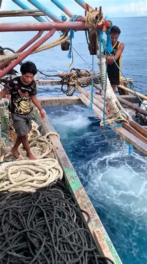 The sea is so deep! The rope was not ending — Deep Sea Drop Test! 🌊 #shorts