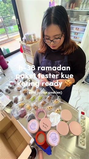 Paket Tester Kue Kering Lebaran sudah ready di order yaah! 🍪👀. Dengan kemasan yg super mini dan harga lebih terjangkau, pas untuk kamu yg mau coba-coba dulu hihi ❤️ Paket Tester dan Butter Cookies @delscakery 2026, sudah ready to order yaah! Aman pengirman ke seluruh Indonesia. Tersedia di Ecommerce (Shopee - TikTok Shop - Tokopedia) 💚🧡. Open fo reseller dan terima pesanan bulk 🍪 📍Blok M Square, Pujasera Blok Gks no.137 - Dekat Bakmi Piring (Setiap hari, 12.00 - 20.00) 📍Delscakery Dessert
