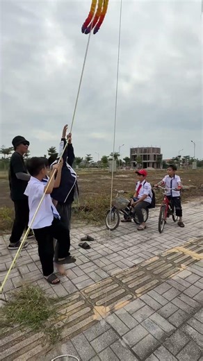Cậu bé đu dây diều #layangan #pipas #kiteflying #dieusao #patang #uçurtma