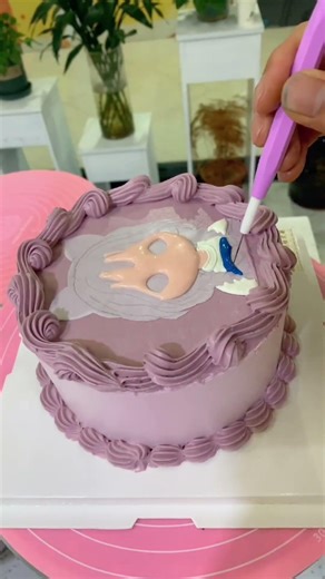 Drawing portraits with cream is great for beginners