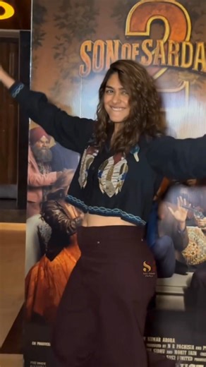 Mrunal Thakur and Aryan Khan ki Aankhen #teamcrazy