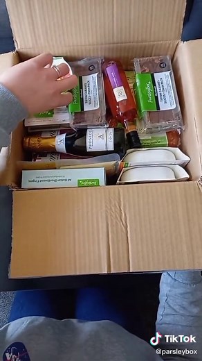 Delivered with love 💚 #readymeal #deliveredtoyourdoor #convenient #unboxing #food #foodtiktok #fyp