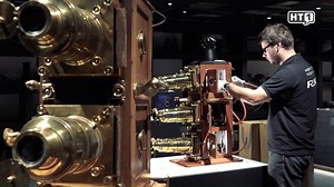 AV Stumpfl - Top Betrieb AV Stumpfl ist ein Familienbetrieb und agiert aus Überzeugung mit einer langfristigen Strategie. Begründet hat Reinhold Stumpfl das Unternehmen aus der Begeisterung für das große projizierte Bild. Als Elektroniker hat er bereits vor 40 Jahren Steuergeräte für Diashows entwickelt und produziert. Das Unternehmen und das Team ist mit den Jahren gewachsen und bringt die jahrelange Erfahrung nun in die modernen Technologien ein. http://avstumpfl.com/ | HT1.at