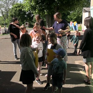 116K views · 32 reactions | Dans ce village, les élèves de l'école primaire viennent chaque semaine lire des contes aux résidents de l'Ehpad. Une initiative parmi d'autres, initiées entre les deux établissements depuis le confinement, pour apporter un peu de vie aux aînés ⬇ | 78 actu | Facebook