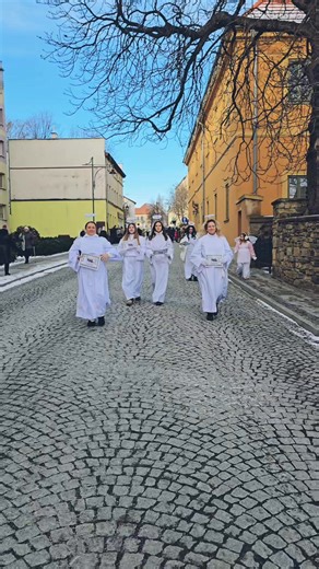 ✨ Orszak Trzech Króli 2026 przeszedł ulicami Strzegomia! 👑🎶 Gmina Strzegom Parafia Rzymskokatolicka Zbawiciela Świata i Matki Boskiej Szkaplerznej #OrszakTrzechKróli #Strzegom #Tradycja #Wspólnota | Radio Sudety 24 / 101.7 FM