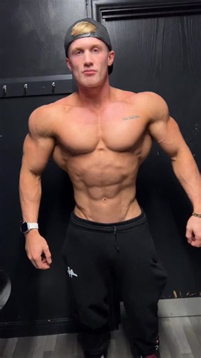 Zac Aynsley on Instagram: "Keep aesthetics alive 🙌 #Aesthetics #Bodybuilding #Art"
