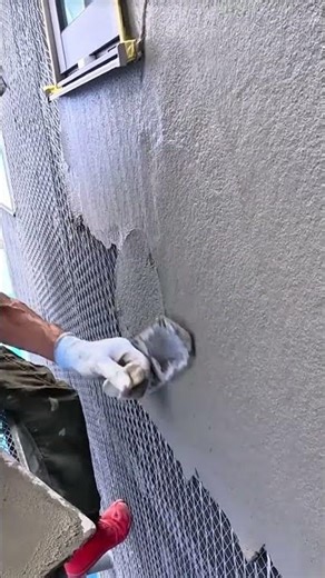 Use plastering techniques quickly and thoroughly to apply adhesive wire to the wall #plastering