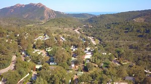 Nature et Espace à Esterel Caravaning ! Pour vous aérer, en toute liberté, nous vous proposons aujourd’hui un petit tour en drone au dessus de notre merveilleux camping ! Belle journée à vous et prenez soin de vous ! | Esterel Caravaning