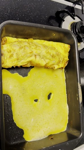 ケチャップ・ソーセージ・しらすの3層だし巻き卵｜朝ごはんの簡単たまご焼き