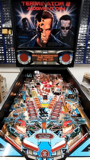 „Lock sequence initiated.“ Terminator 2 Pinball. Der Moment, in dem aus Licht und Sound pure Spannung wird. Wer das kennt, weiß: Jetzt wird’s ernst. 🎯✨ #PinballSequence #ArcadeMoments #FlipperStart #RetroVibes #GameOn #SoundOfTheMachine #PinballSociety