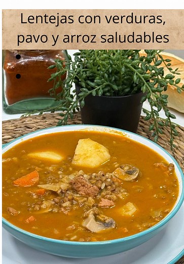 ⬇️ RECETA ESCRITA ⬇️ ⭐ LENTEJAS CON VERDURAS, PAVO Y ARROZ ⭐ Un plato de cuchara completo, lleno de verduras, con pavo y un puñadito de arroz que las hace aún más reconfortantes. INGREDIENTES 2 patatas 1 puerro 2 zanahorias 2 filetes de pavo 200 g de col rizada 6 champiñones 250 g de lenteja pardina 45 g de arroz 1 cucharada de pimentón dulce 2 cucharadas de tomate frito Aceite de oliva virgen extra Sal Pimienta negra 1,8 l de agua PREPARACIÓN PASO A PASO 1️⃣ Prepara todos los ingredientes. Chas