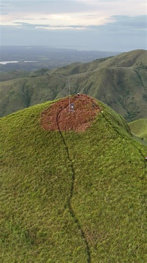In Mabini, Mt. Labawan stands as one of the peaks of the Alicia Trilogy, with views from ridge down to the water. 🎥 Nomad Engineer @nomadengr via Tiktok 🔗 https://www.tiktok.com/@nomadengr/video/7607786123078716680 Discover more about the Bohol Island Geopark. #BoholIslandUNESCOGlobalGeopark #Bohol #LoveThePhilippines #SouthEastAsia #Asia #UNESCO #GlobalGeoparksNetwork #MtLabawan #Mabini #AliciaTrilogy | Boholtourismph