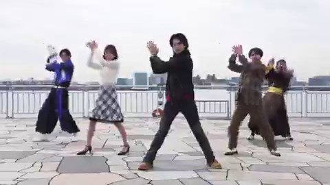 Ator de tokusatsu tem que ser um artista completo pra trabalhar, hein?Atuar, dançar, cantar (as vezes), dublar e ter preparo físico pra cenas de ação extremas (dependendo do diretor de ação do episódio), etcMáximo respeito a esse heróis