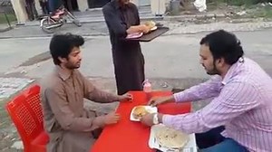 نوکر ملازم بھی انسان ہوا کرتے ہے ایسا سلوک اپنے ماتحت سے ہرگز نہ کریں ایک دل رلا دینے والی وڈیو | Islam Network