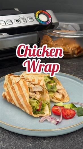 Werbung 🥪 Chicken Wrap im OptiGrill. Ich habe dazu Hähnchenbrustfilet mit etwas Olivenöl, Salz, Pfeffer und Paprikapulver mariniert und dann im Geflügelprogramm bis zur Stufe gelb gegrillt. Dann in einem Weizentortilla mit Salat, Tomaten, Gurken und roten Zwiebeln befüllt. Etwas Soße dazu und ab ins Sandwichprogramm bis ca. Stufe gelb. Gerne zwischendrin drehen. #hähnchenbrustfilet #optigrill | Der OptiGriller