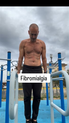 La mia storia clinica è molto più lunga e complessa di quanto possa raccontare qui. Condivido solo qualche frammento, giusto per darvi un’idea del percorso vissuto. Da bambino ho affrontato una pleuropolmonite con ricovero in ospedale per due settimane in isolamento, durante il quale ho davvero rischiato tantissimo. Da allora ho convissuto a lungo con diverse malattie, finché non sono riuscito a comprendere il legame profondo tra alimentazione e patologie. Da quel momento qualcosa è cambiato in 