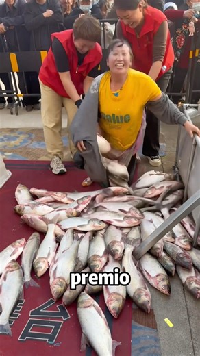 A fun fish-catching competition.#shors