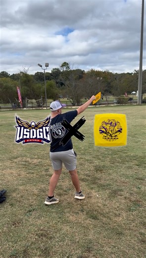 🟨 A square disc at USDGC? We couldn’t resist bringing the Doomsday Discs Oxymoron with us to USDGC and people loved giving it a throw. Blade gave us an awesome throw in some crazy winds. He almost made it into a basket on the ace course. 😂 📍 United States Disc Golf Championship, Rock Hill, SC 🥏 Doomsday Oxymoron #doomsdaydiscs #doomsdayoxymoron #oxymoron #discgolf #usdgc #discgolfeveryday #discgolfnation #hittingchains | Hitting Chains