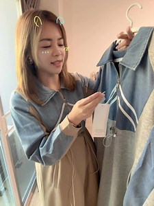 🧡 最新連身裙 🌷 Jess自留款 💙 高级感👑 太空棉 ☁️ 拼接牛仔长版连身裙 ✨ 🉑自行抽绳收腰显瘦设计 ✨ 編號 Code：1099 顏色 Colour：卡其 灰色 胸圍 Bust：120cm 長度 Length：128cm 價錢 Price：RM 69.90 Example How To Order ：【Code顏色 ?】or【Code包色】 #一定要寫code方便快速帮您下单 #直接在此貼留言下單哦 #沒有用系統 #成功下單助理會回復“有” #補單需要1-3天內會回復哦 #下单后不能取消不能更换 | Jesslyn