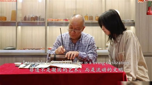 🎋Carving Time in Bamboo, Carving Culture in Memory ✨Nanchang’s bamboo carving flourished in the Qing Dynasty — carving with a blade like writing with ink. Every stroke is not just craftsmanship, but heritage breathing through bamboo. The grain, the blade, the patience — tradition held in the palm of your hand. Handcraft meets history. Art that doesn’t fade, only deepens #BambooCarving #ChineseCraft #CulturalHeritage #Jiangxi #HandmadeArt | Meet Jiangxi