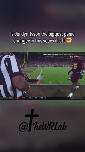 The athleticism, body control, field awareness to pull this off is crazy 🤯