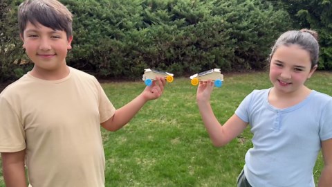 Solar Powered Car Kit (10-Pack) – Build-Your-Own Wooden Solar Vehicles for Kids, STEM Engineering Project Kits for Classroom, Renewable Energy Science Experiments, Ages 8 and up