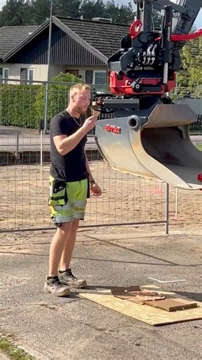 #lunchfilm från Björnholms Entreprenad AB som sätter sin pizzaskärare i arbete i den berömda italienska maträtten. Redskapet kommer från MTT Sweden AB och kostar 6500: -, 🍕 vet jag inte exakt men gissar på drygt en hundralapp?#maskineröverallt #humor #pizzalover #pizzaskärare #asfaltstrissa #viral #reels #funny | Maskinkanalen