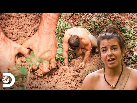 Cavan un hoyo y encuentran agua subterránea | Supervivencia al Desnudo | Discovery Channel