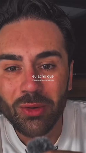 Proseando com amor | Motivação & inspiração on Instagram: "Existe uma ideia silenciosa sendo espalhada de que demonstrar carinho é sinal de fraqueza, de que se importar demais é exagero e de que quem cuida, sente e se entrega acaba rotulado como emocionado. Mas desde quando tratar bem virou motivo de vergonha? Ser atencioso, carinhoso e presente não é um erro de personalidade, é um posicionamento. É escolher agir com humanidade em um mundo que muitas vezes valoriza a frieza, a indiferença e a di