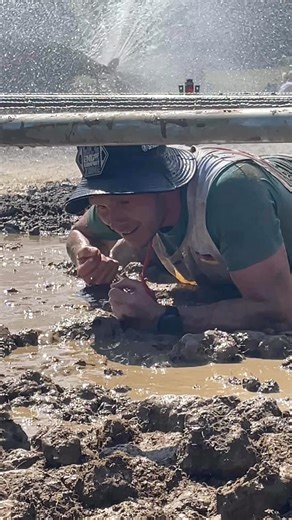 Kiss of mud 😘 with extra mud 🔥 and Rat Frost 🧊 @eide_on_tour is on his 3rd lap of the 24h race — World’s Toughest Mudder. 21 more hours to go 🏃‍♂️ | Spartan Race Germany Austria