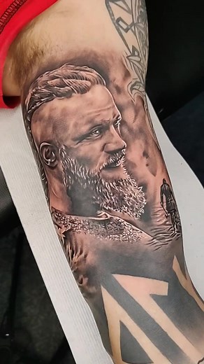 Tatuajes realistas de Ragnar Lothbrok en manga