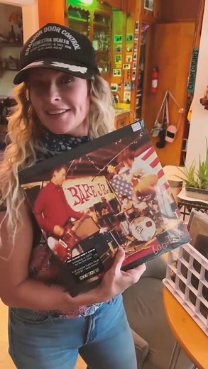 People acting out? They need some summertime jams! 🎶☀️✌️💛 I’m listening to new or “new to me” music all day err’day and am always open to suggestions. What yall got??? 🎧👂 | Elizabeth Cook