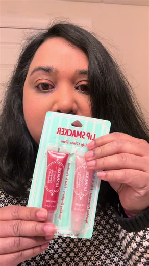 Hi guys! I got this @Lip Smacker holiday edition lipgloss set that comes in sparkling peppermint and sparkling raspberry. They smell so good. 😍💖 #lipsmacker #lipgloss #peppermint #raspberry #sparkling