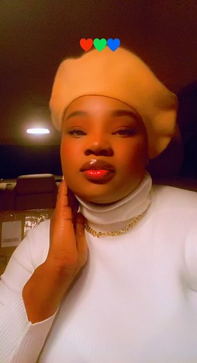 Fashion Tips Featuring a White Turtleneck and Beret