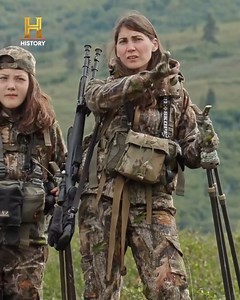 5M views · 129K reactions | À sombra da imponente cordilheira do Alasca, esconde-se um dos tesouros mais selvagens e intocados da natureza: o vale do rio Susitna. São mais de 480 km de águas glaciais que abrigam uma abundância impressionante de peixes e vida selvagem. Um cenário remoto, poderoso e absolutamente deslumbrante. ❄️ #HomensDaMontanha | HISTORY | Facebook