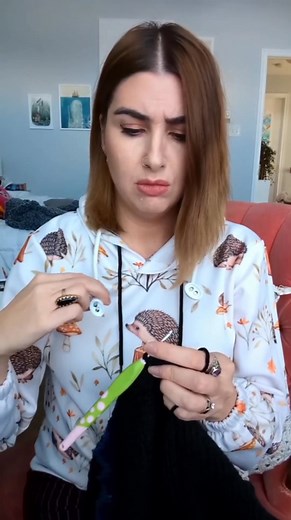 STRICKFAN, HÄKELFAN, STICKFAN? DIESE LAMPE IST FÜR SIE GEMACHT 😍 💡 LumiCrealis, die Nackenlampe für alle, die das Arbeiten mit Garn lieben – sie leuchtet dort, wo Sie es brauchen. ➡️ Leicht, flexibel und wiederaufladbar ➡️ 3 Lichtmodi ➡️ Nutzbar bei Tag und Nacht | Nilupa'